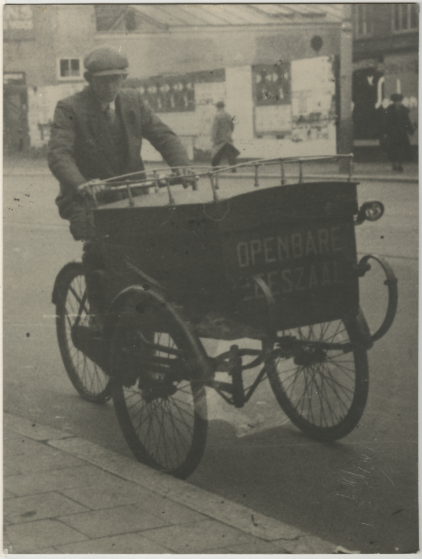 Boekentransport tussen Colensostraat en Laakkwartier. 1925, maker Dienst Openbare Bibliotheek