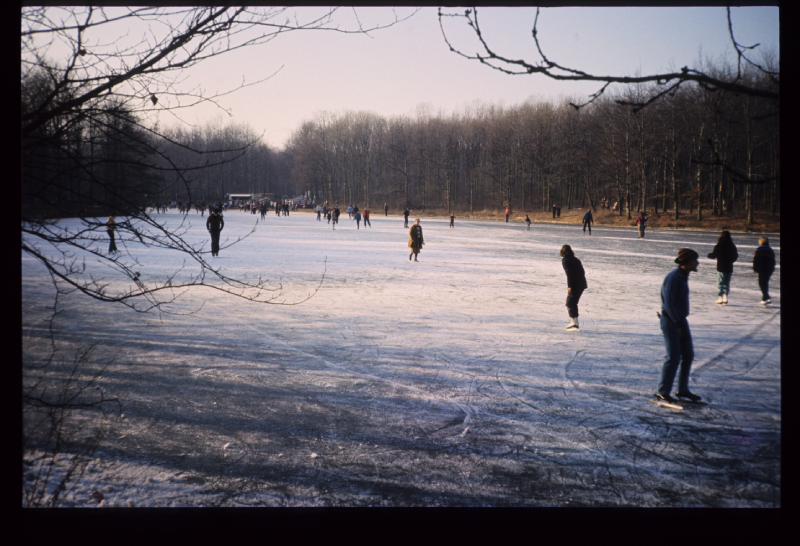 Schaatsers grote vijver, Haagse Bos 1980, maker onbekend