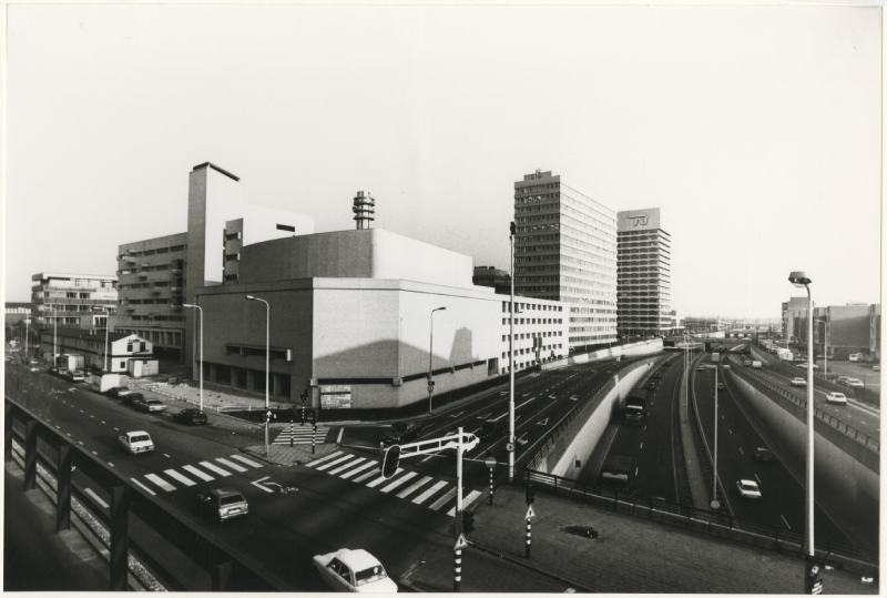 Juliana van Stolberglaan met het Koninklijk Conservatorium en gezicht op de Prins Clauslaan en de Utrechtsebaan (gezien richting Schenkkade), 1980. Foto Haags Gemeentearchief