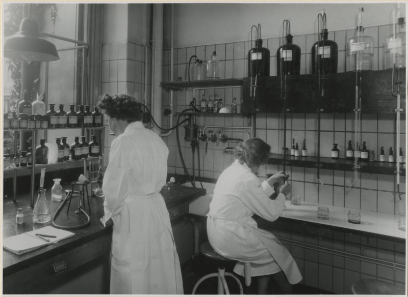 Zuidwal, Gemeente Apotheek, interieur laboratorium Dr. Harders, foto gemeente Den Haag