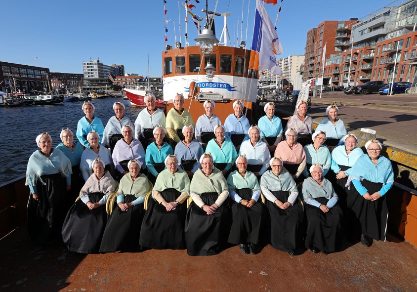 Het Schevenings Vissersvrouwenkoor poseert op de Noordster in de Tweede Binnenhaven, 2018. Fotograaf Dick Teske