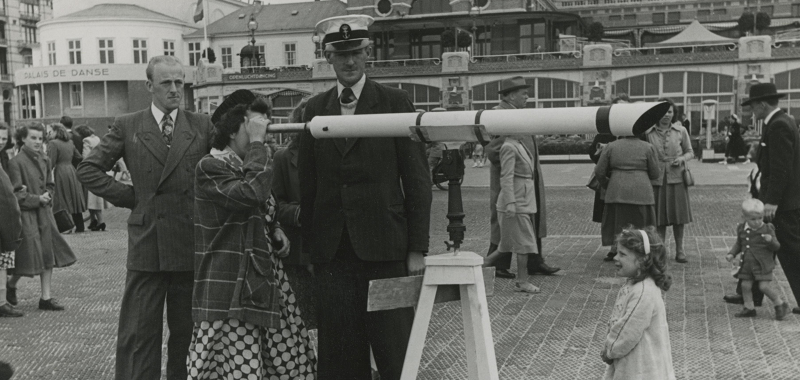 Boulevard, vrouw kijkt door verrekijker ansichtkaart door 't Sticht ca. 1950