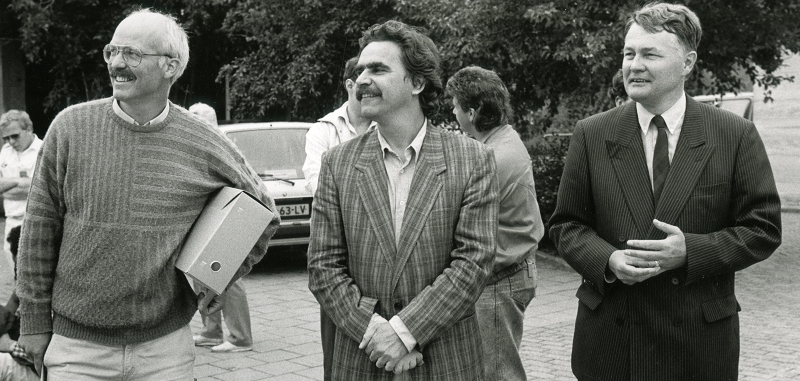 Overdacht archief Haagse Ballon Club met helemaal rechts gemeentearchivaris H. Bordewijk fotograaf onbekend 29-8-1987