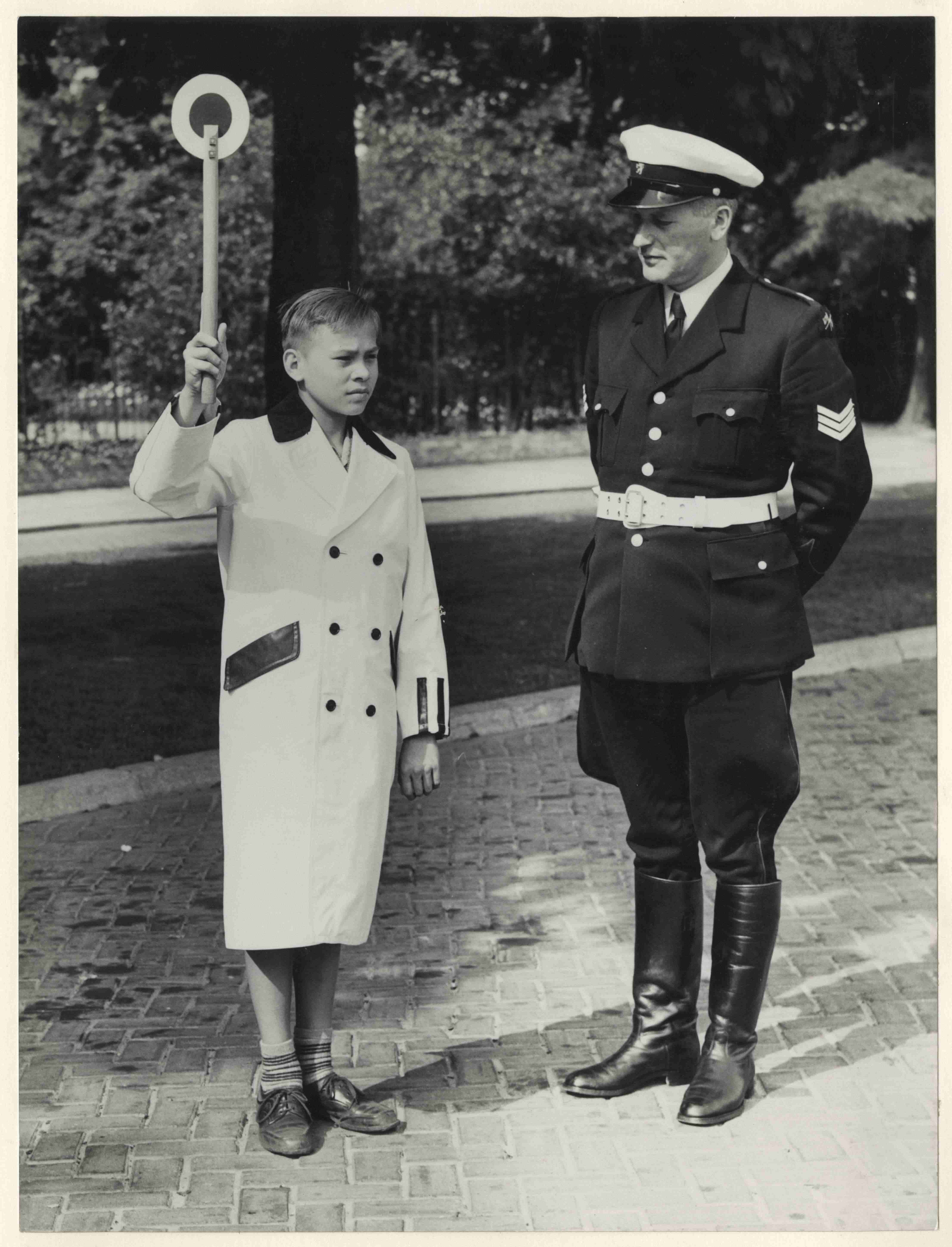 Een schoolbrigadiertje in zijn nieuwe uniform, 1955, maker: Stokvis