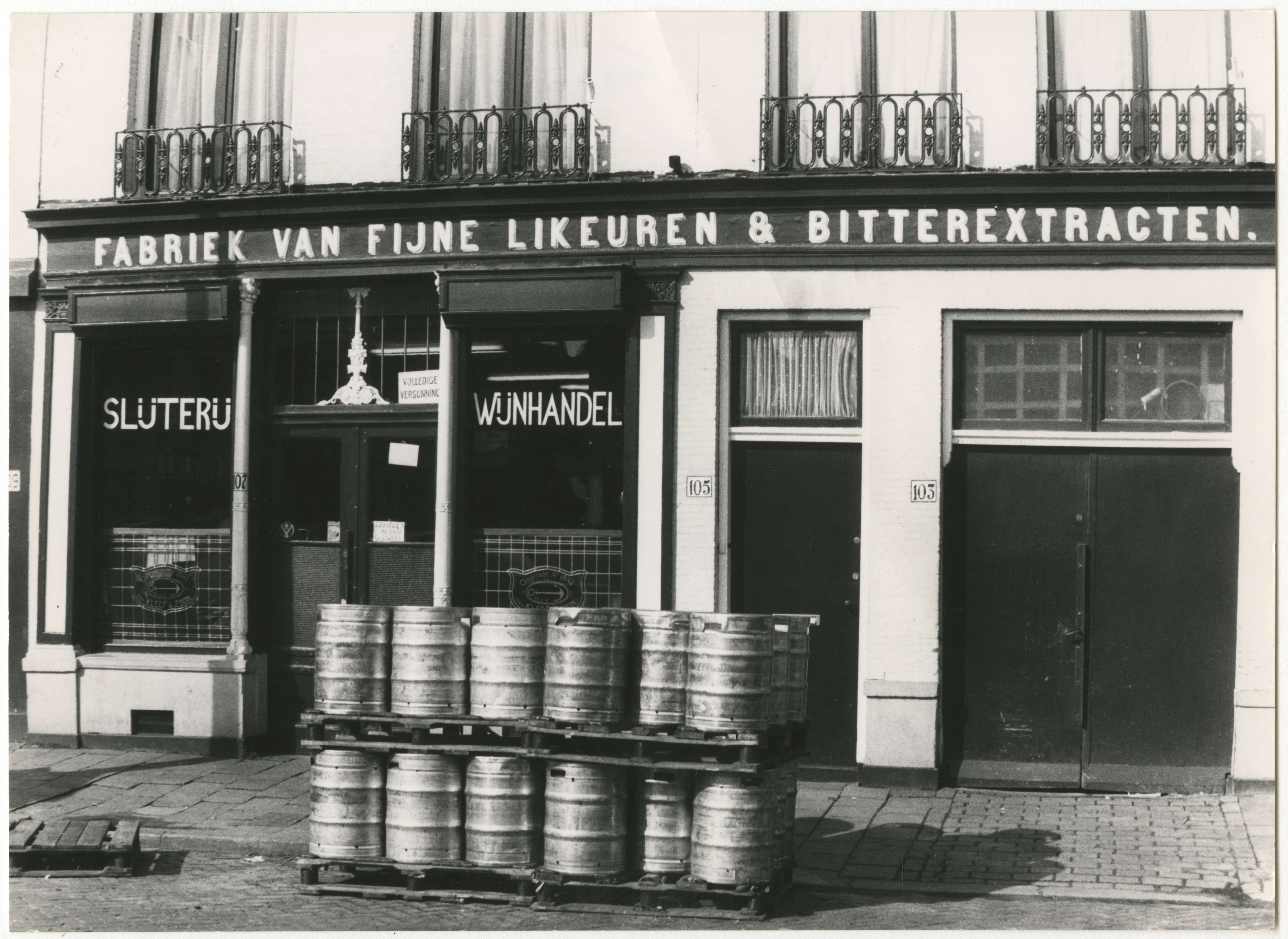 Lange Beestenmarkt 107, Van Kleef & Zoon, maker Jan Stegeman, 1981