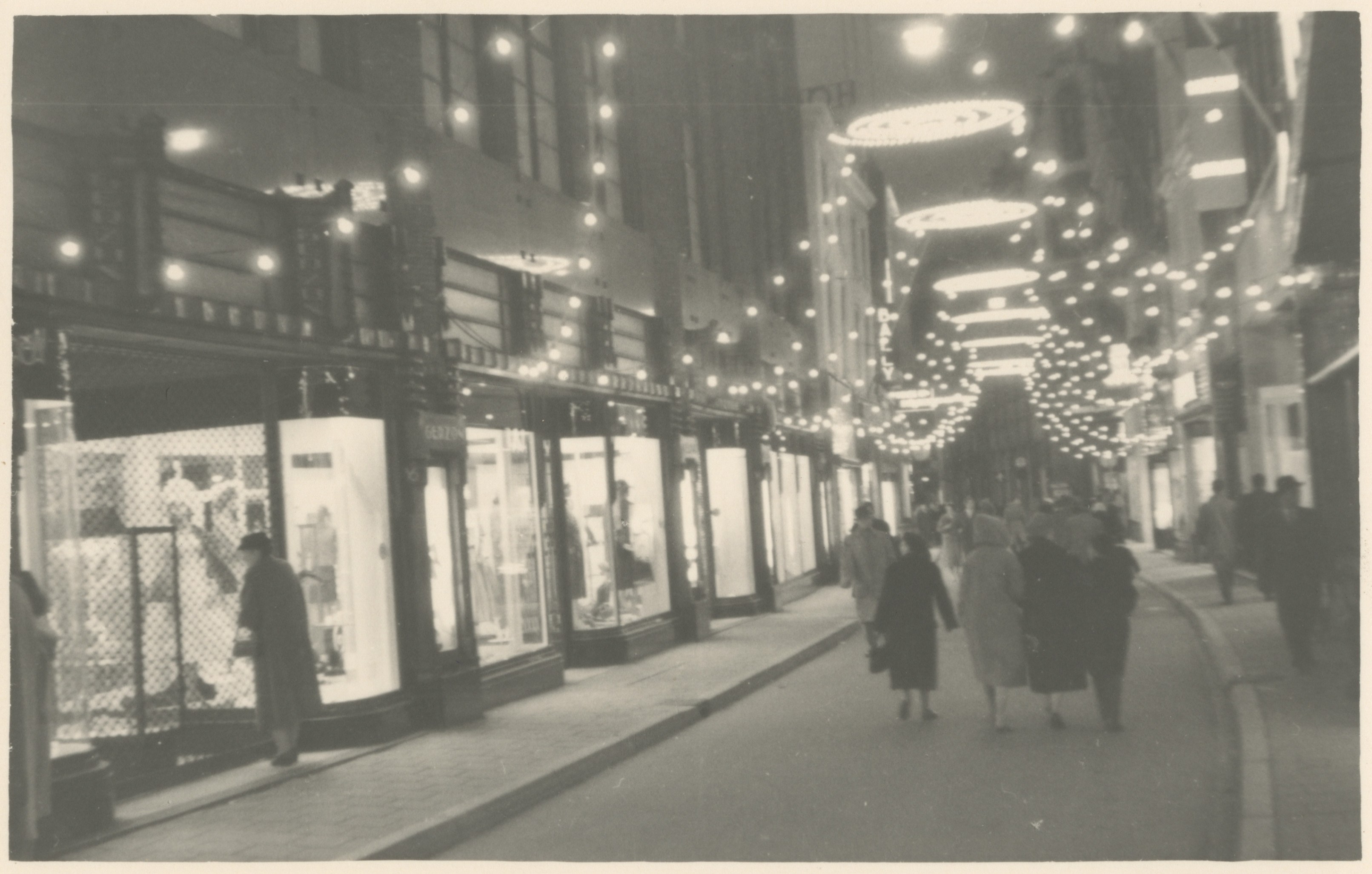 Venestraat met feestverlichting. Links Gerzon, 1950, maker J. blackstone