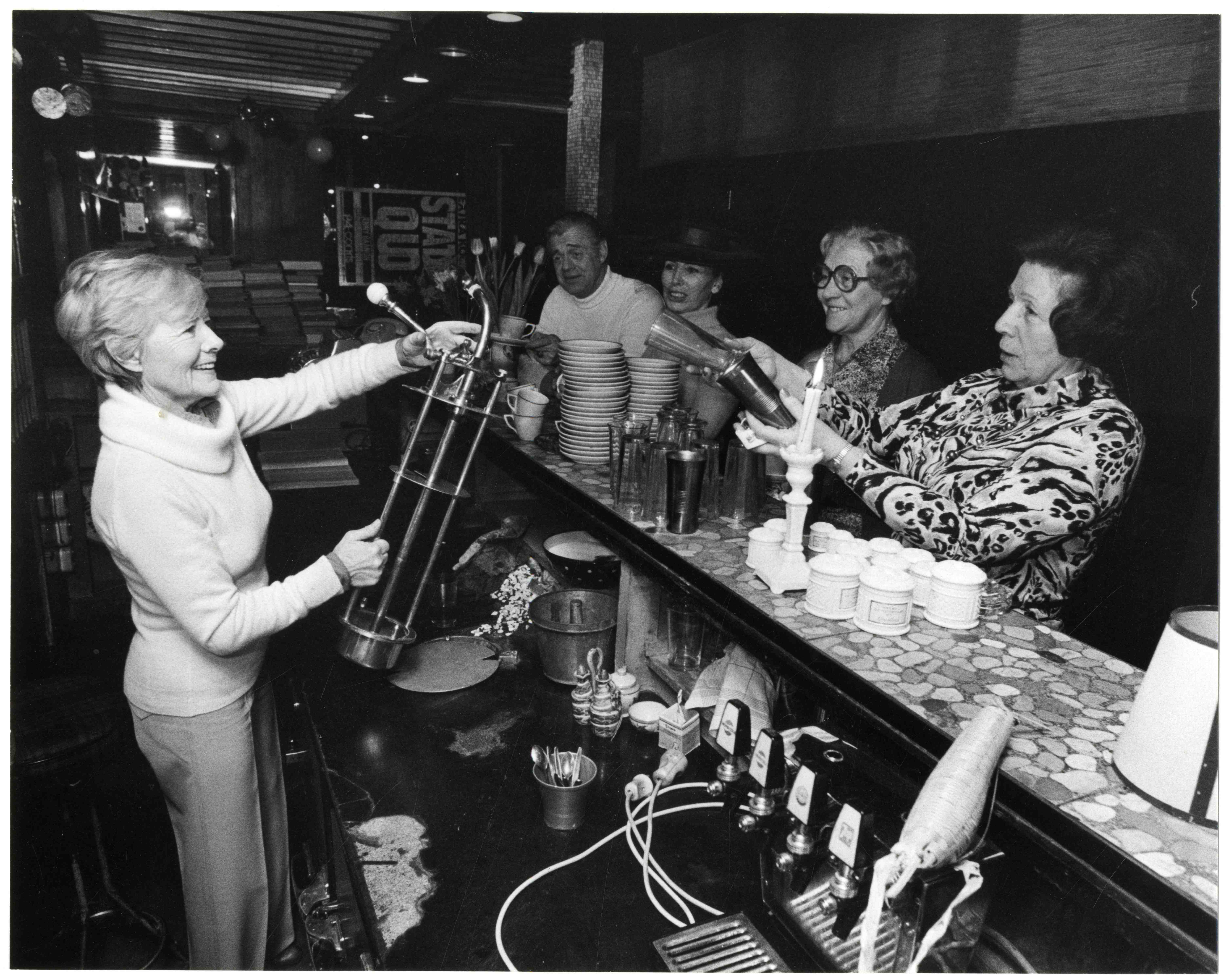 Tocci's Milkbar, met eigenares mevrouw Martha, 1978 - foto Robert Scheers 