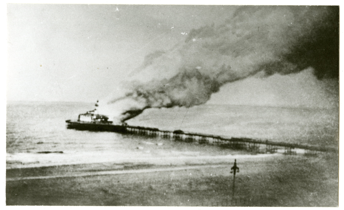 De Rotonde van het wandelhoofd Wilhelmina staat in brand, 1943, maker onbekend