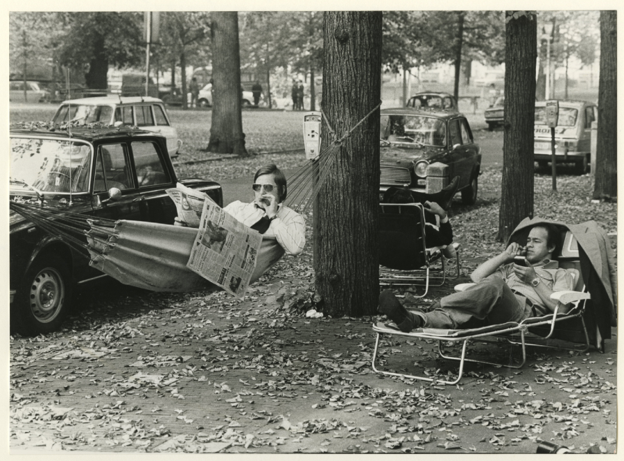 Journalisten wachten de komende gebeurtenissen af op het Lange Voorhout, 1974, maker Fotoburo Meyer