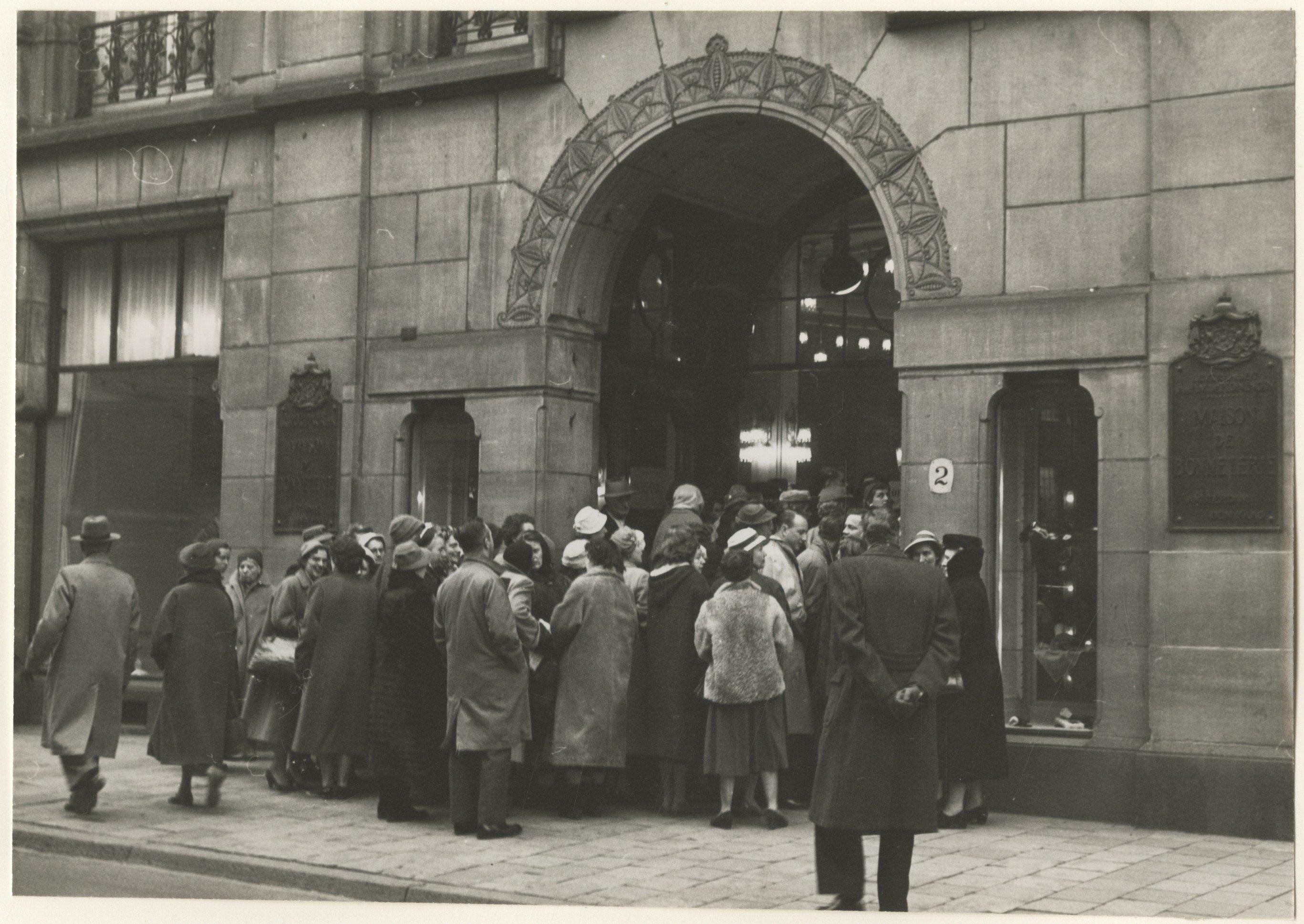 Gravenstraat 2, drukte voor de uitverkoop van de Bonneterie. 1956, maker H. Lamme