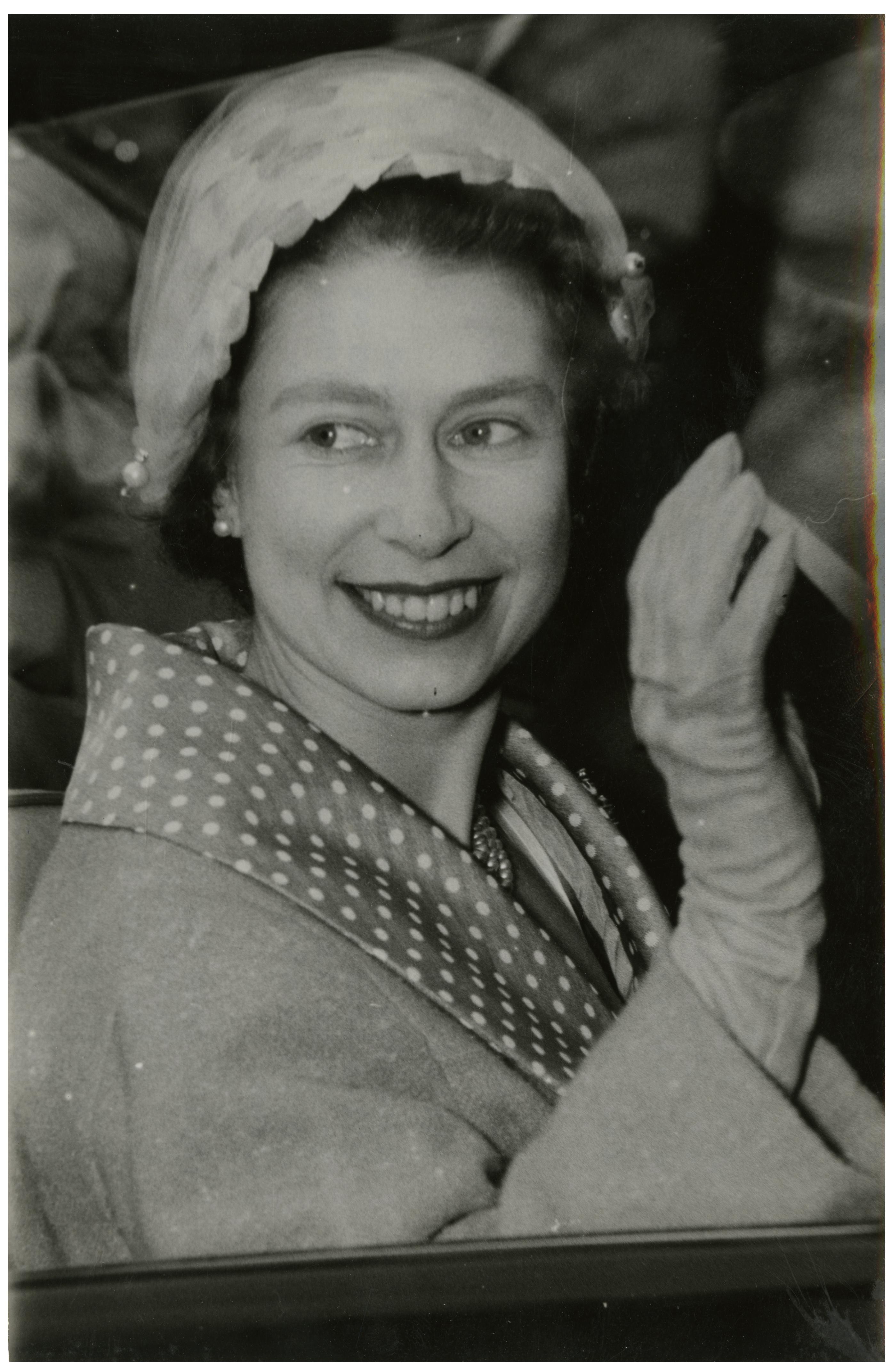 Elizabeth in auto, vervaardiger Anefo, 1958