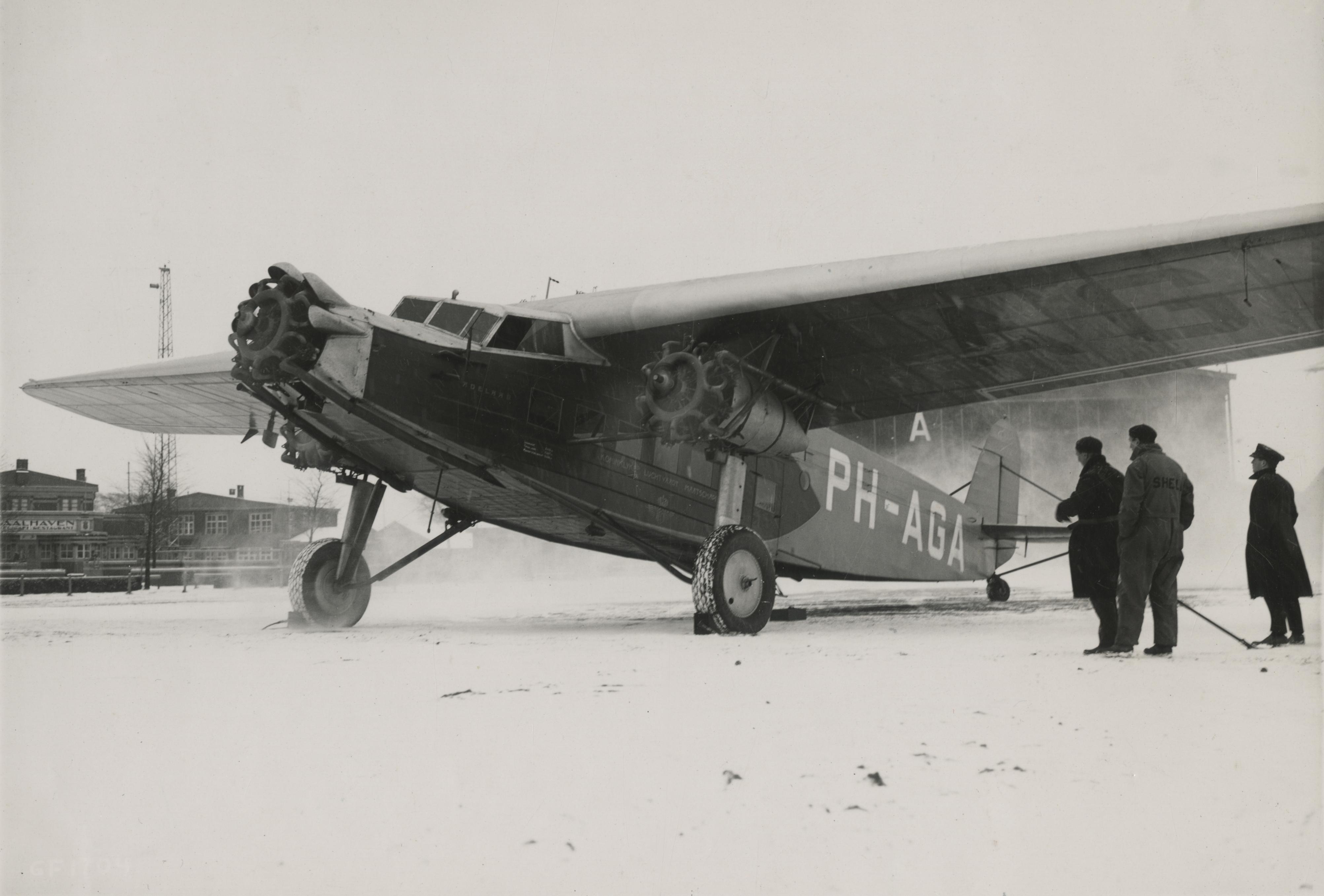 KLM vliegtuig De Adelaar waarvan het interieur is vervaardigd door de Koninklijke Nederlandse Meubelfabriek H.P. Mutters en Zoon 1930. Maker onbekend