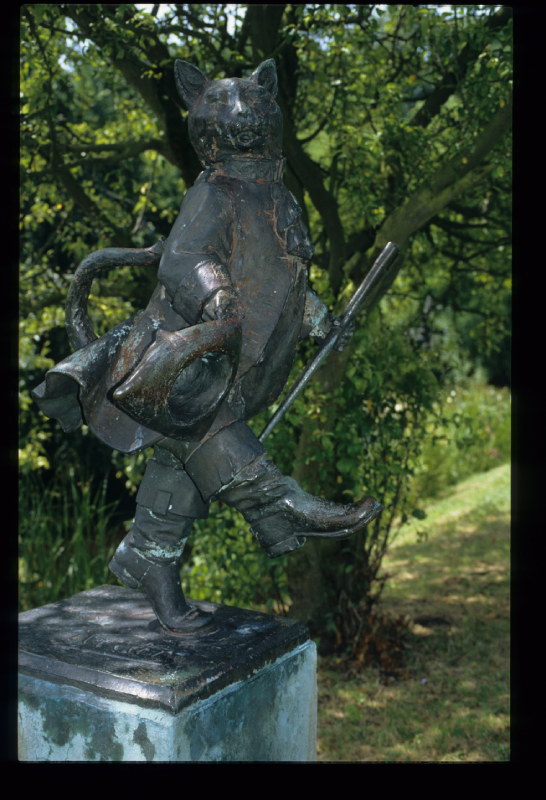 Gelaarsde kat in Westbroekpark door Johan Keller, 1990, maker Teun de Bruin