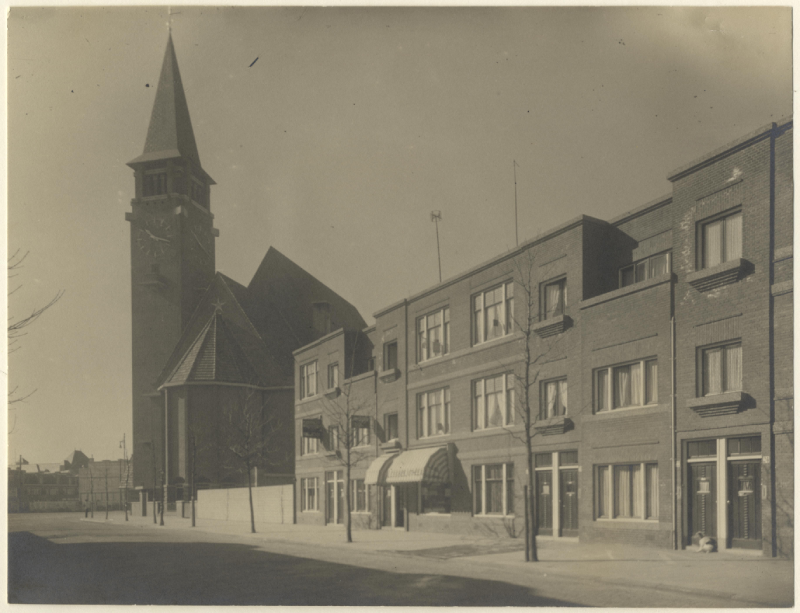 Azaleastraat gezien naar het Azaleaplein met de Bethlehemkerk. 1932, maker onbekend