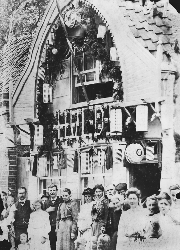 Versierde woning aan de Venestraat 17, aan de noordzijde van de Venestraat in 1906. 