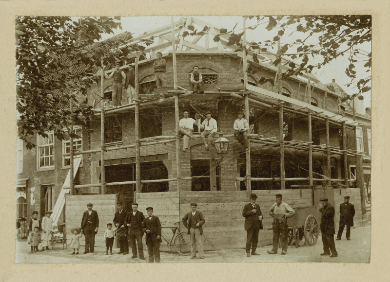 De bouw van het pand van Hermanus Zwennes op de hoek van de Damstraat en de Sluiskant in 1906.