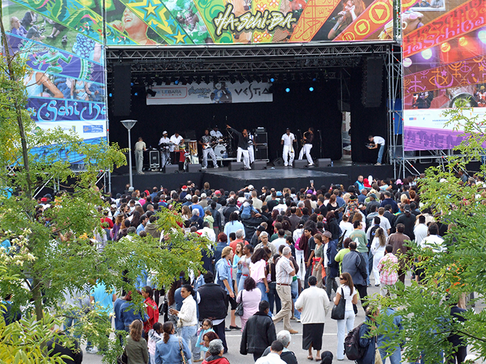Een optreden tijdens het multiculturele festival Haschiba in de Schilderswijk en Stationsbuurt op het Oranjeplein. Foto 2006 Harry van Reeken