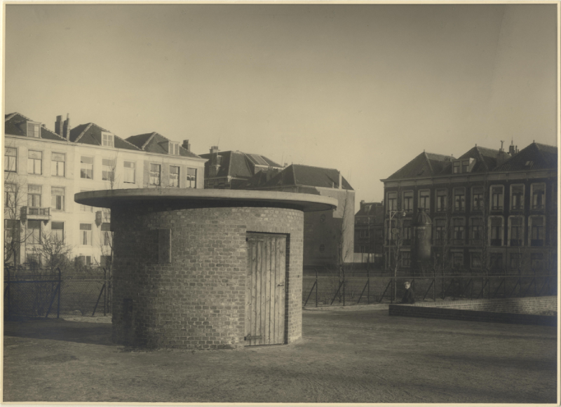 Oranjeplein stenen huisje voor het opbergen van speelmateriaal.1950, maker onbekend