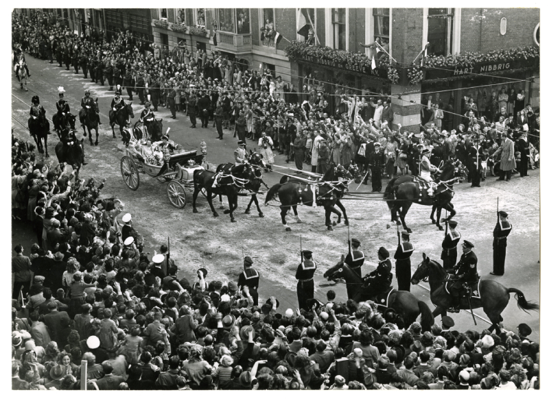 Rijtoer van de Koninklijke Familie ter gelegenheid van de inhuldiging van Koningin Juliana. 1948, maker onbekend