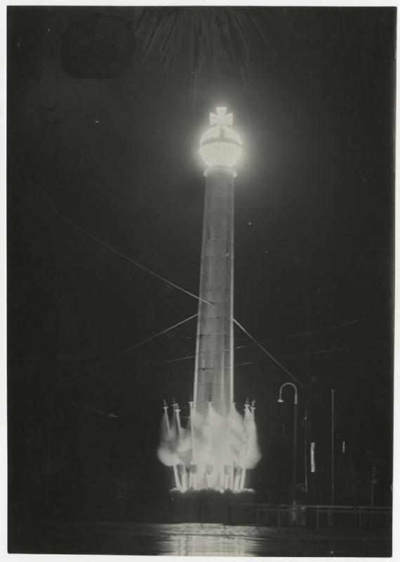 Verlichting zuil met Rijksappel Bezuidenhoutseweg hoek Rijnstraat, 1948. Maker onbekend