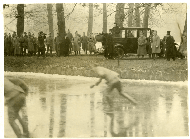 Schaatswedstrijden voor militairen op de banen van het Huis ten Bosch, maker C.G. Leeflang