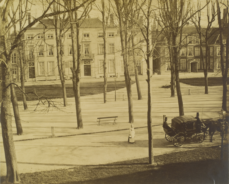 Pulchri (rechts) Lange Voorhout, 1890. Maker Alexandrine Tinne