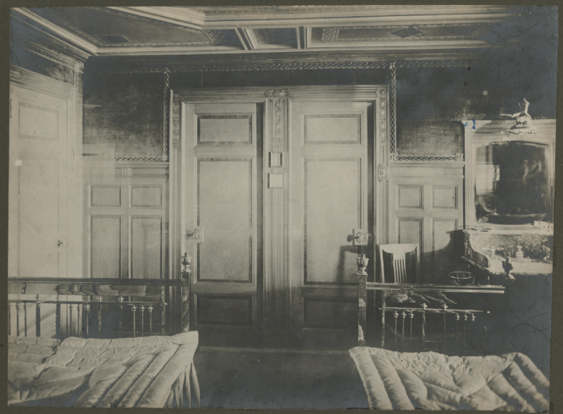Hutten van het schip Titanic ingericht door de Koninklijke Nederlandse Meubelfabriek H.P. Mutters en Zoon, 1911. Maker onbekend