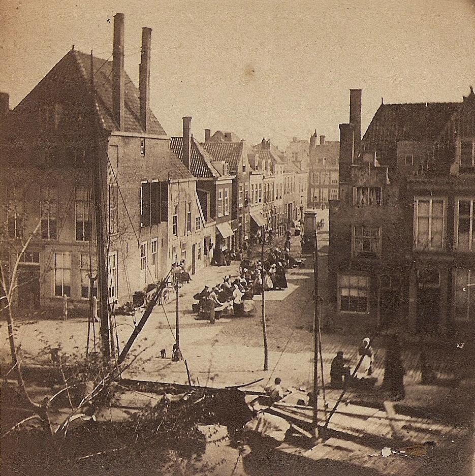 Houtmarkt, hoek Lage Zand gezien van de Turfmarkt, In het Lage Zand visbanken. Vervaardiger onbekend