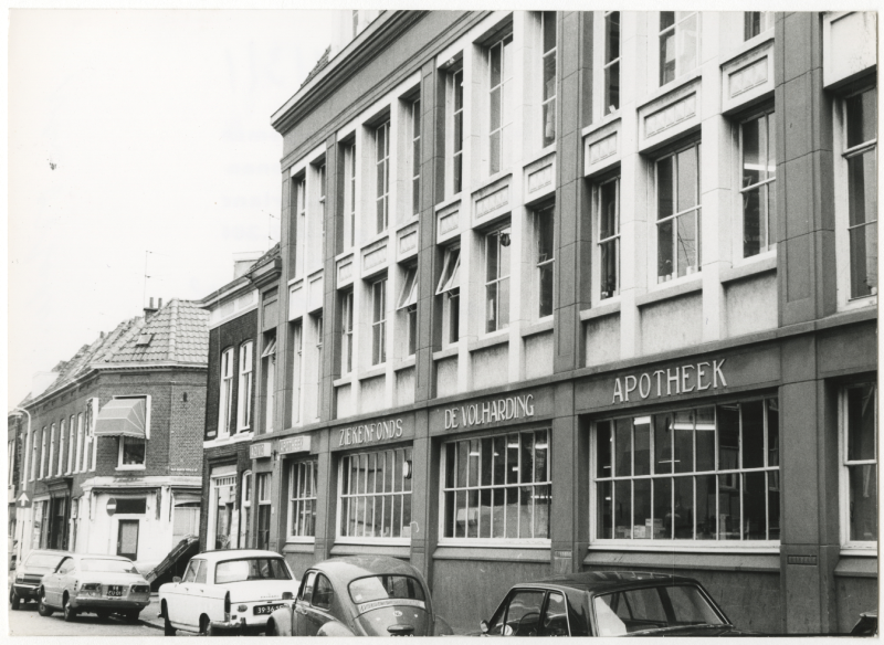 Apotheek De Volharding, Van Ostadestraat 1978, maker Jan Stegeman