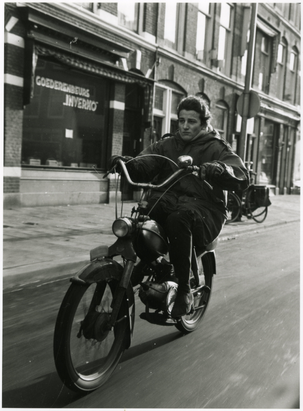 Kikker André van Duijn op een Puch, foto 1965, maker onbekend