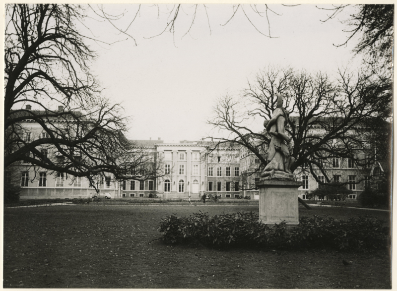 Noordeinde, tuin van het Paleis, 1956, foto H. Lamme