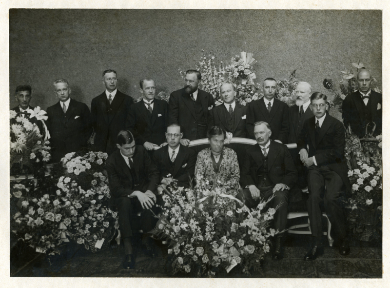 Huldiging in het gebouw van K&W van dr. H.E. van Gelder t.g.v. zijn 25 jarig gemeenteambtenaarschap. 1931, maker onbekend