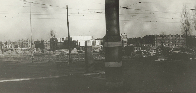 1943, Afbraak van Duinoord voor de Atlantikwall, gezien van de Houtrustbrug. De straatwand rechts is van de 2e Sweelinckstraat | Fotograaf mogelijk Hugo Wilmar